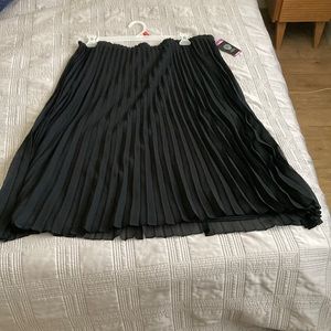 NWT—Vince Camuto pleated black midi skirt size XXL
